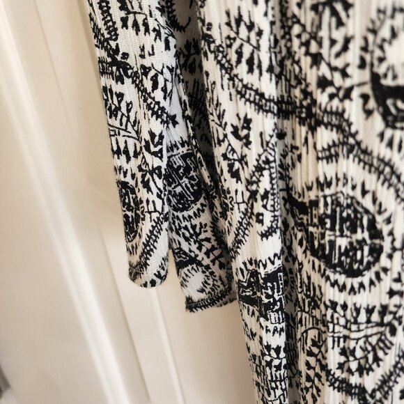 New Directions Black & White Paisley V-Neck Tunic Top With Lace Detail - Picture 5 of 8